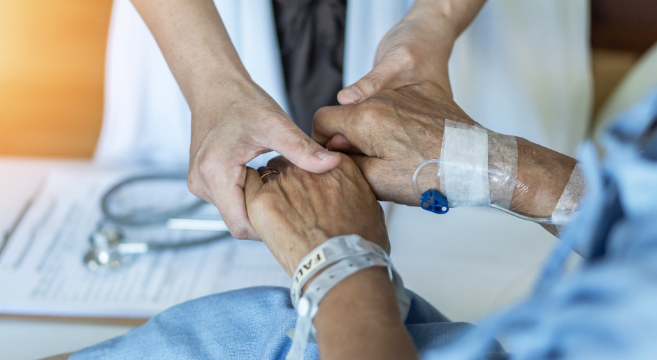 Projekt uchwały RM dotyczy m.in. oddziałów geriatrycznych. Fot. AdobeStock Zmiany w opiece długoterminowej w szpitalach powiatowych. Rada Ministrów szykuje projekt