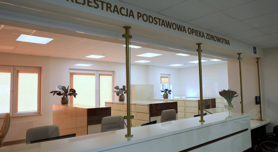 Czy wszystkie POZ będą realizować podwyżki minimalnych wynagrodzeń pielęgniarek? Fot. PAP/Albert Zawada Dodatkowe pieniądze z NFZ nie dla przychodni. "Totalna niesprawiedliwość"