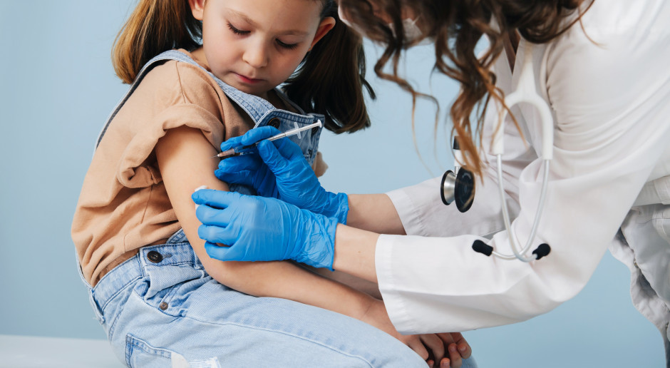 Prof. Hotez w "Nature": antyszczepionkowcy zagrażają programowi szczepień u dzieci