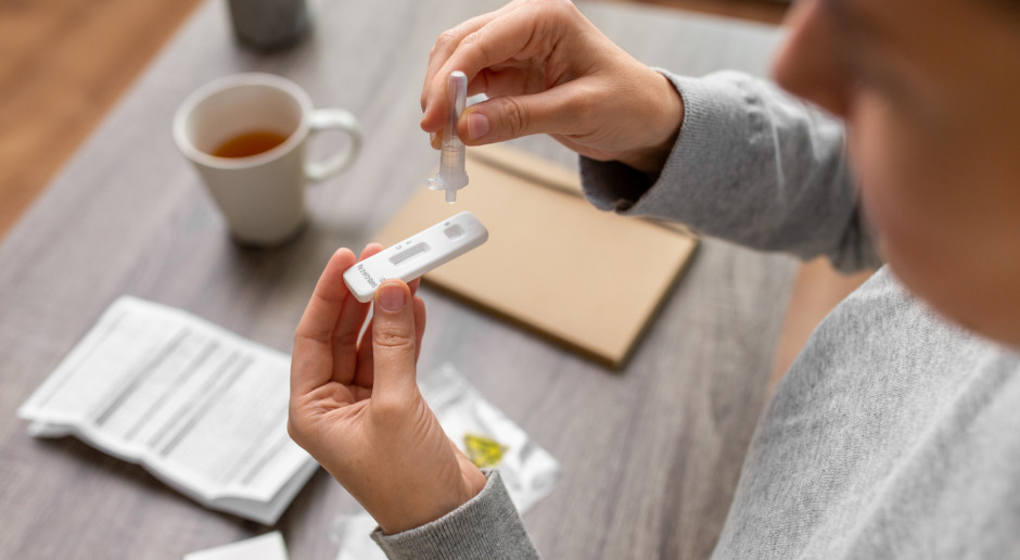 Coraz więcej Polaków korzysta z testów w kierunku COVID-19. Fot. AdobeStock Lawinowo rosną zakupy testów na COVID-19. Polacy badają się sami po urlopach