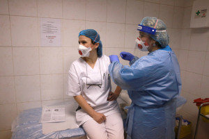 Od dziś szczepienia czwartą dawką dla medyków, farmaceutów i studentów kierunków medycznych