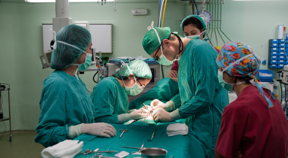 Szpital w Wodzisławiu musiał zamknąć chirurgię. Lekarze przeszli do placówki w Rybniku. Fot. Shutterstock Szpital zamknął chirurgię. Inny otwiera, "podbierając" lekarzy. Brakuje aż 8 mln zł na podwyżki