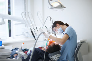 Ceny u dentysty mogą przyprawić o ból głowy. Eksperci ostrzegają: taniej nie będzie