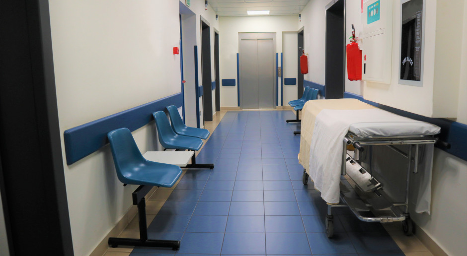Szpitale powiatowe mają problemy z realizacją podwyżek Fot. Shutterstock Szpitale chcą znać algorytm podwyżkowy. NFZ: dokumenty dostępne publicznie