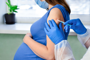 Prof. Pyrć: szczepienie przeciw Covid-19 nie wiąże się z ryzykiem zaburzeń ciąży i porodu