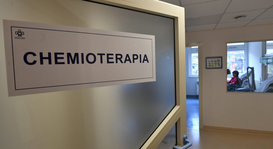 W mniejszych miejscowościach pacjenci onkologiczni mają zdecydowanie gorszy dostęp do specjalistów Fot. Bartłomiej Zborowski/PAP Daleka podróż do Centrum Onkologii. "Pora zdecydować, jakie świadczenia mają być bliżej pacjenta"