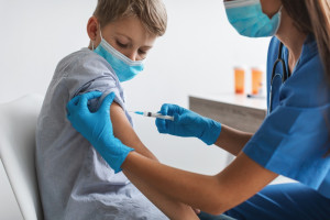 Dzieci zaszczepione dostępną szczepionką Pfizera z mniejszym ryzykiem zakażenia Omikronem i hospitalizacji