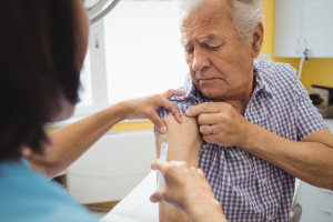 W Łodzi seniorzy mogą zapisywać się na szczepienia przeciw grypie. Koszt pokryje miasto