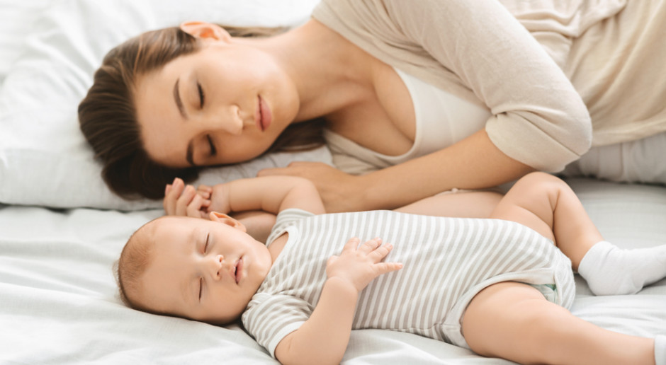 Niemowlęta nie powinny spać razem z rodzicami - przestrzegają pediatrzy