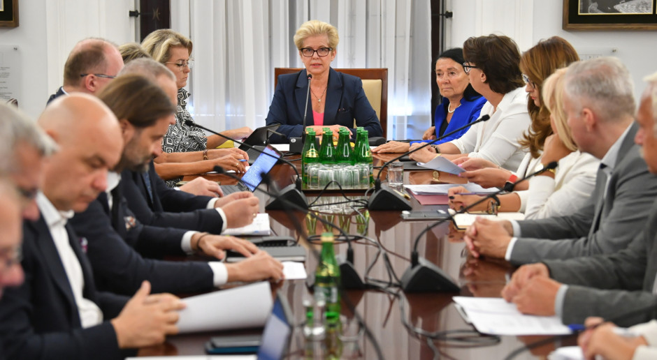 5 września w trakcie senackiej Komisji Zdrowia obradowano na temat podwyżek Fot. PAP/Radek Pietruszka Burza o podwyżki. Zamach na szpitale powiatowe? MZ: będą wyższe wyceny i nowe rozwiązanie