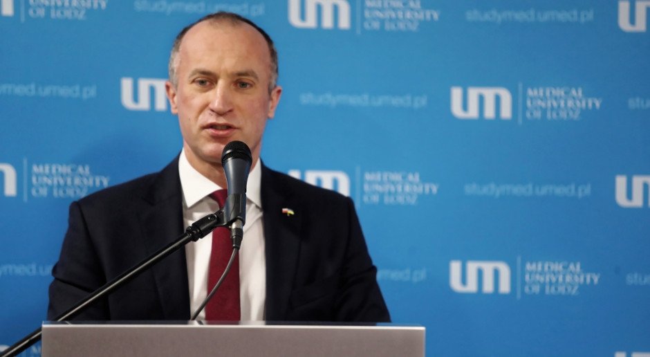 Prezes Urzędu Rejestracji Produktów Leczniczych, Wyrobów Medycznych i Produktów Biobójczych Grzegorz Cessak Fot. PAP/Roman Zawistowski Cessak: prawdopodobnie do końca dnia kraje UE otrzymają dostawy zaktualizowanych szczepionek przeciw COVID-19