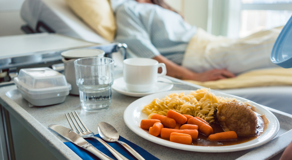 Żywienie szpitalne. Państwowa Inspekcja Sanitarna nałożyła kar na ponad 12 tys. zł. Fot. Shutterstock Żywienie szpitalne. Inspekcja Sanitarna nałożyła dużo więcej kar, niż rok wcześniej