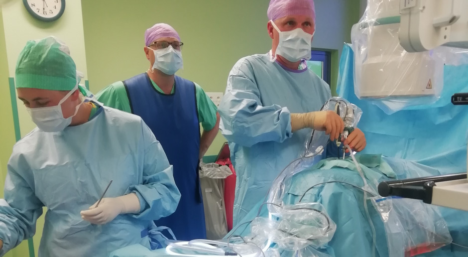 Po raz pierwszy w Polsce zastosowano endoskopową technikę UBE w operacji kręgosłupa