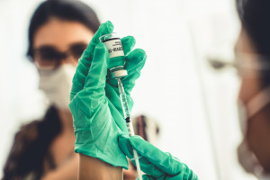 MZ: 607 tys. wolnych terminów we wrześniu, by otrzymać zaktualizowaną szczepionkę przeciw COVID-19