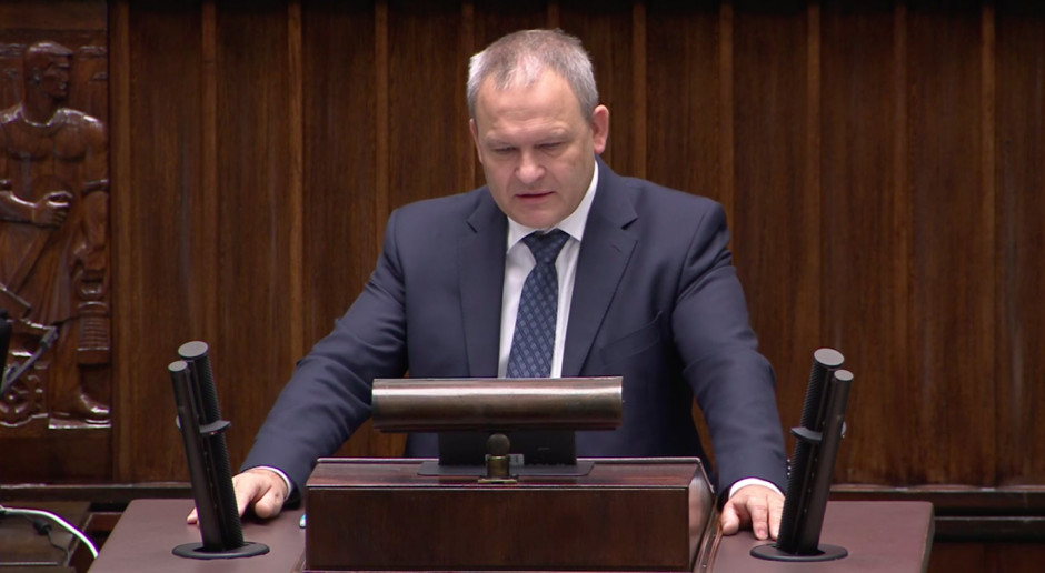 Wiceminister zdrowia Maciej Miłkowski w ogniu pytań posłanek opozycji. Fot. Sejm.gov.pl/Screeen Dyskusja o SMA i emocje znowu w Sejmie. Wiceminister zdrowia odpowiada posłankom i RPO
