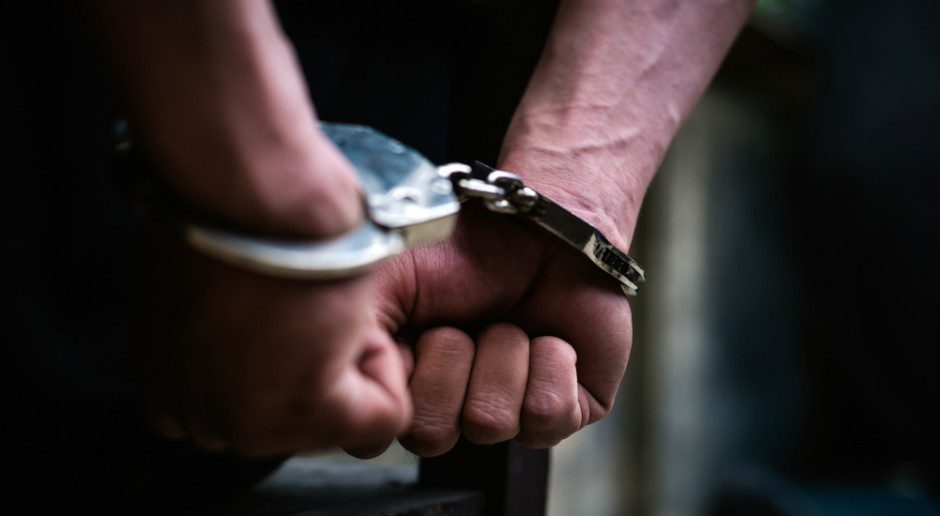 Podpalacz punktu szczepień dostał karę 5 lat pozbawienia wolności. Ma również zapłacić łącznie ponad 380 tys. zł poszkodowanym. Fot. Shutterstock Podpalacz punktu szczepień z wyrokiem 5 lat więzienia i 380 tys. złotych