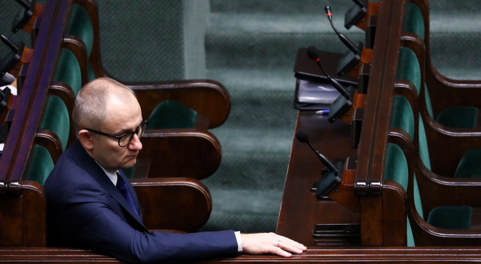 Wiceminister Spraw Wewnętrznych i Administracji Błażej Poboży wyjaśnia dystrybucję tabletek z jodkiem potasu Fot. PAP/Tomasz Gzell Rząd dystrybuuje tabletki z jodkiem potasu. Ministerstwo wyjaśnia, kiedy je przyjmować