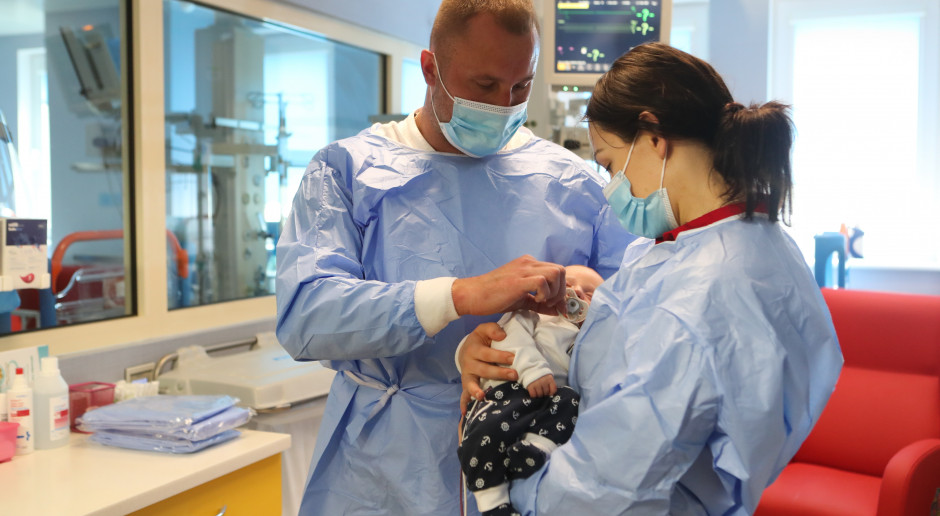 Rodzice Borysa na sali szpitalnej łódzkiego Centrum Zdrowia Matki Polki, Chłopiec otrzymał najdroższy lek świata - lek przeciwko SMA.Fot. PAP/Roman Zawistowski Wiceminister Miłkowski o kontrowersjach wokół leku na SMA. "Jeszcze raz przejrzałem badania kliniczne"