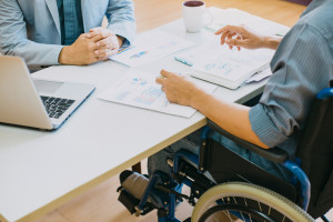 Wdówik: administracja publiczna ma obowiązek zapewnienia dostępności niepełnosprawnym