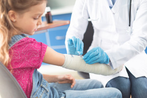 Pediatrzy alarmują: hulajnogi elektryczne powodują coraz więcej urazów u dzieci