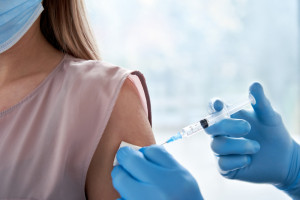 Zbyt niskie poziomy wyszczepienia przeciw grypie i COVID-19 w całej Europie