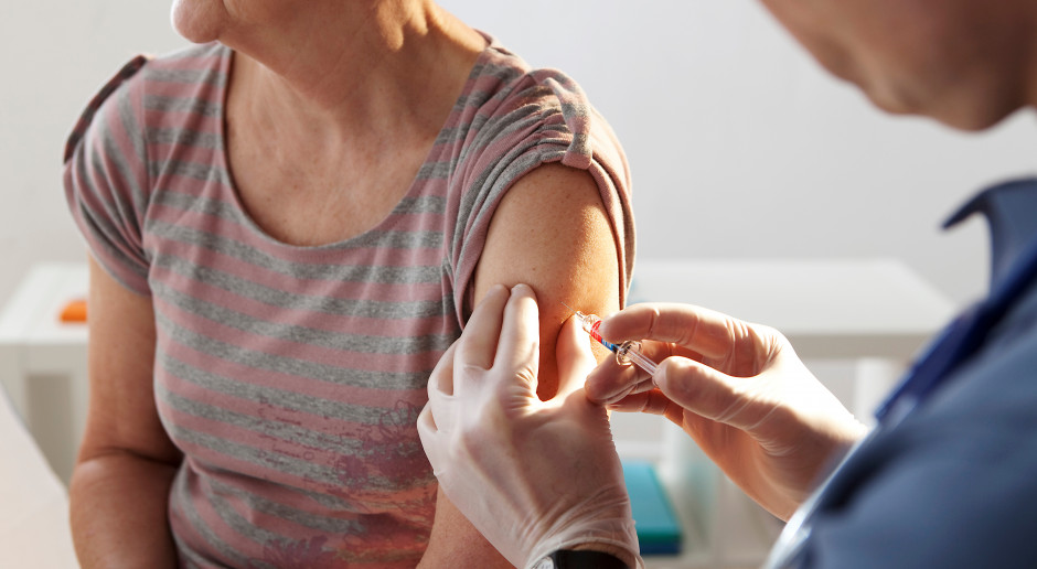 319 tys. Polaków zaszczepionych przeciw grypie. "Ta szczepionka jest bezpieczna"