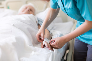 NFZ odpowiada na pytania pielęgniarek o wynagrodzenia w opiece długoterminowej