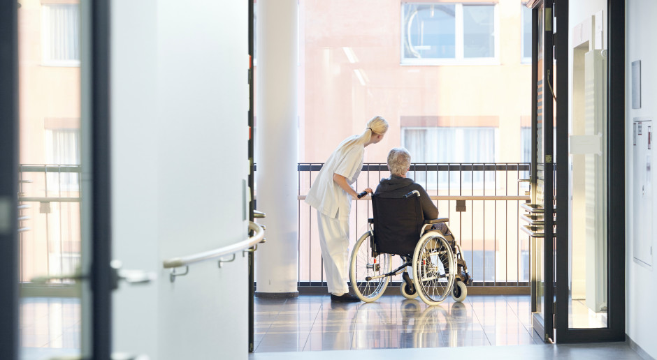 Opiekunowie medyczni zareagowali w sprawie niepokojących doniesień. Fot. AdobeStock Zamieszanie u opiekunów medycznych. Są wyjaśnienia w sprawie zapisów do szkół