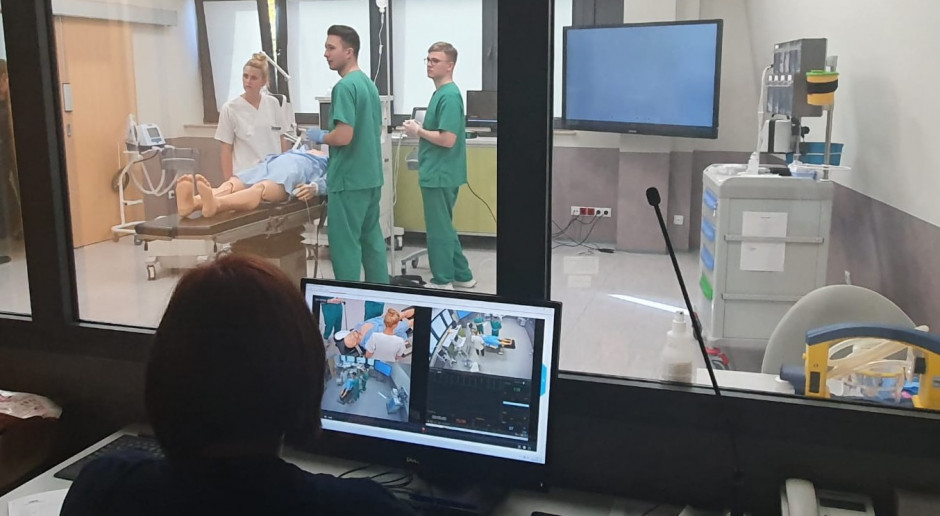 Centra symulacji medycznych to jeden z priorytetów inwestycyjnych w systemie kształcenia medycznego - zaznaczył minister zdrowia Adam Niedzielski. Fot. Twitter/Ministerstwo Zdrowia Ministerstwo Zdrowia: 78 centrów symulacji medycznych z dotacjami z funduszy europejskich