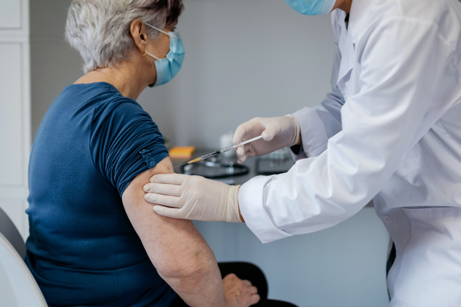Wiceminister zdrowia: seniorzy powinni się szczepić przeciwko COVID-19 i grypie