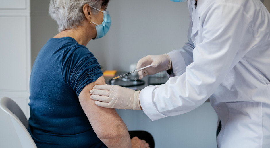 Wiceminister zdrowia: seniorzy powinni się szczepić przeciwko COVID-19 i grypie