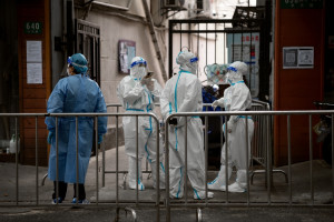 Nawrót pandemii Covid-19 w Korei Płd., ósma fala w Japonii, restrykcje w Chinach