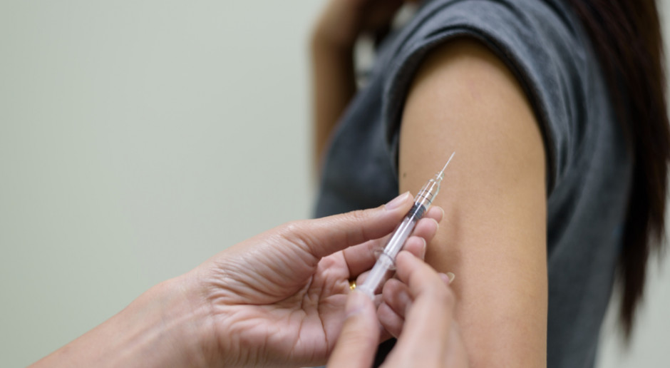 Ministerstwo Zdrowia: niewielki wzrost  liczby szczepień przeciw COVID-19