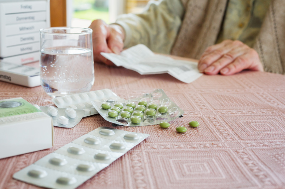 Przez wysokie ceny seniorzy rezygnują z leków
