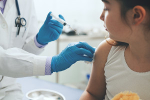 Rodzice masowo odmawiają szczepień dzieci. MZ: antyszczepionkowa propaganda zbiera śmiertelne żniwo