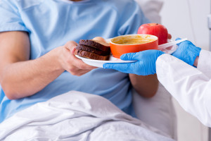 POLSPEN: Aż 80 proc. pacjentów szpitali nie otrzymuje zalecanej terapii żywieniowej