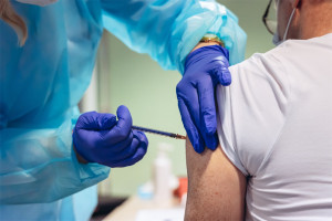 W Polsce wykonano dotąd ponad 57 mln 592 tys. szczepień przeciw COVID-19