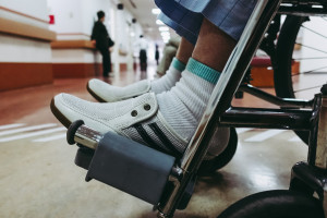 Do lekarza bez kolejki dla osób niepełnosprawnych? Placówki nie zawsze przestrzegają prawa