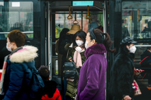 W Chinach rośnie bilans zakażeń koronawirusem. Miasta zaostrzają restrykcje