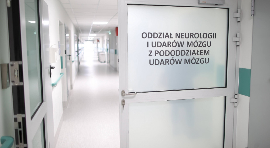 Oddział Neurologii i Udarów Mózgu z Pododdziałem Udarów Mózgu w Szpitalu Rydygiera w Krakowie Fot. PAP Łukasz Gągulski Pilotaż leczenia udaru za pomocą trombektomii ma już 4 lata. "Musi zamienić się w rozwiązanie systemowe"