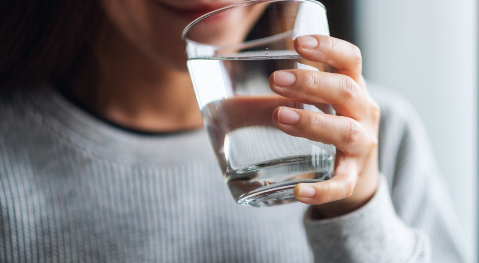 8 szklanek wody dziennie to mit. Naukowcy sprawdzili, ile naprawdę trzeba pić