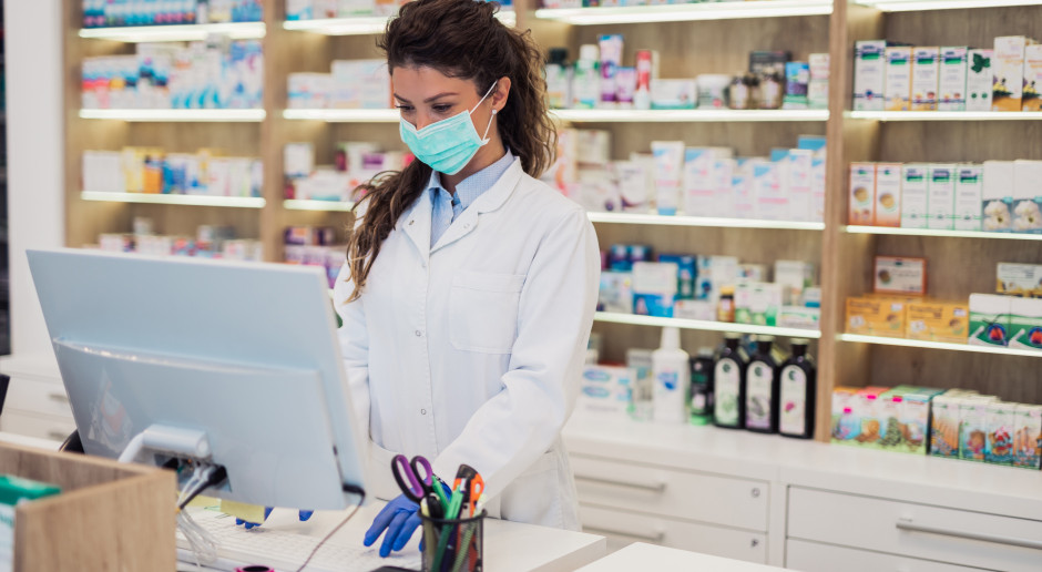 Będą przepisy umożliwiające farmaceutom wystawianie skierowań na szczepienia przeciwko grypie Fot. Shutterstock Farmaceuta wystawi skierowanie na szczepienia przeciwko grypie. "Przygotujemy przepisy"