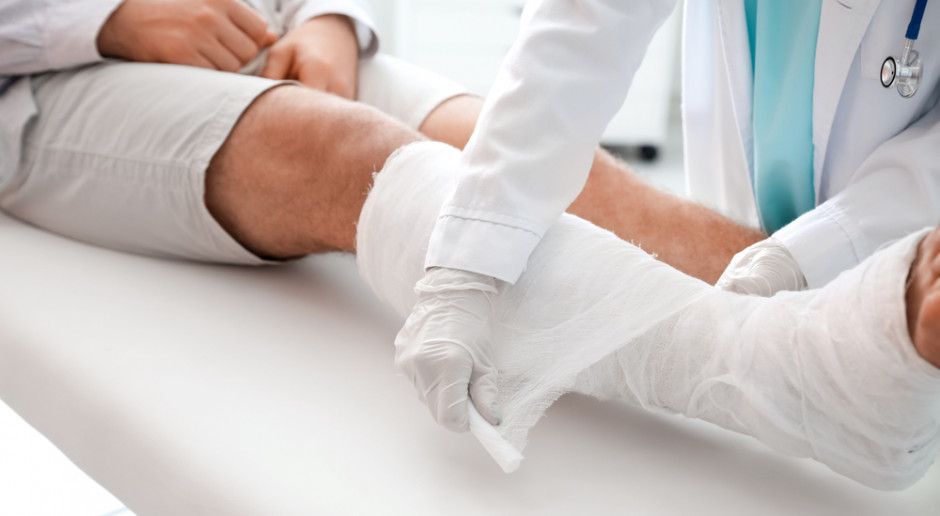 Dieta zapewniająca ludziom więcej witaminy K ma związek z niższym ryzykiem złamań kości w starszym wieku. Fot. Shutterstock Więcej witaminy K przekłada się na niższe ryzyko złamań