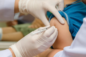 Ekspertka: przerwanie schematu szczepień przeciw krztuśćowi rzadsze przy szczepionce bezkomórkowej