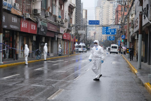 Chiny: gniew na lockdowny covidowe miesza się z obawami przed otwarciem i falą zakażeń