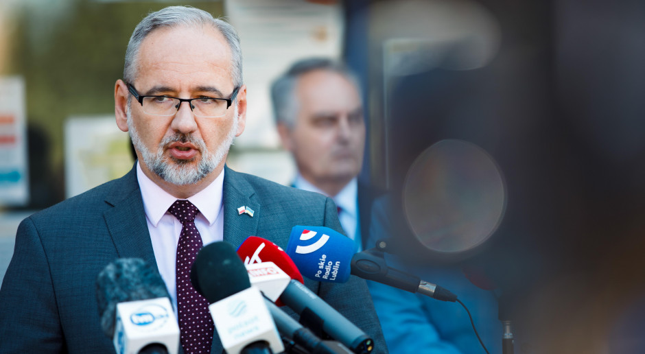 Minister zdrowia Adam Niedzielski Fot. PAP/Bartłomiej Wójtowicz Minister zdrowia zapowiada podwyżki dla lekarzy, którzy zadeklarują pracę w jednym miejscu