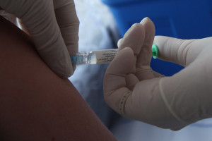 Fakenewsy "bombardują" programy szczepień przeciwko HPV. "Pacjenci pytają o bezpieczeństwo"