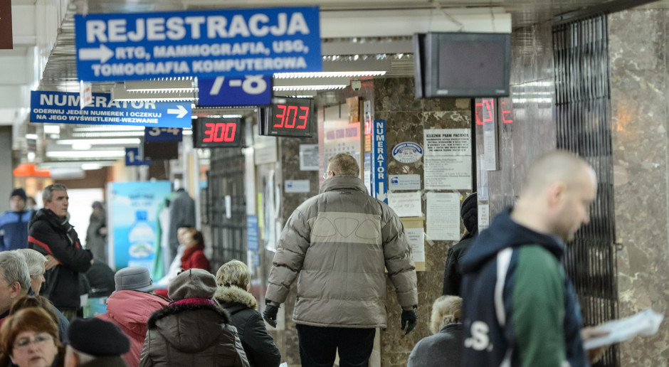W rejestracji do lekarza specjalisty żądanie aktualizacji skierowania jest nieuzasadnione Fot. PAP/Wojciech Pacewicz Skierowanie do lekarza specjalisty. Przed tym terminem żądanie aktualizacji nieuzasadnione