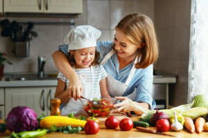 Czy dieta wegetariańska czy wegańska jest odpowiednia dla dzieci? Ekspertka tłumaczy