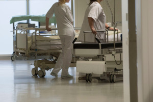 Dwóch opiekunów medycznych na jeden etat pielęgniarki. Jest wniosek o zmiany norm zatrudnienia